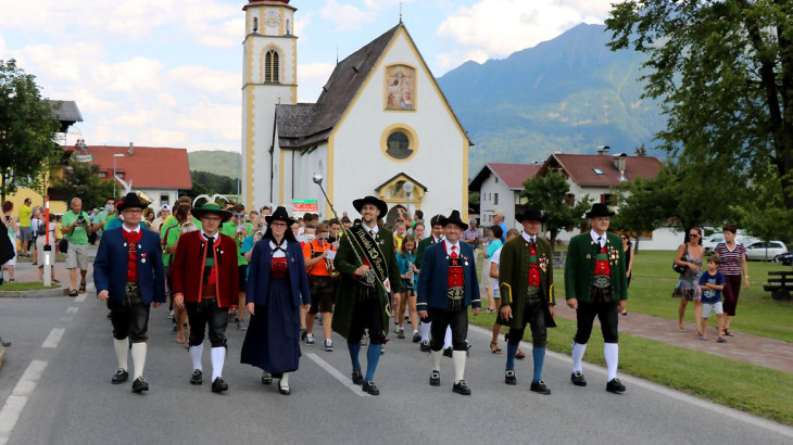 Einmarsch der Jugendmusikkapellen des Musikbezirkes Telfs beim Bezirksmusikfest 2015 in Mieming.