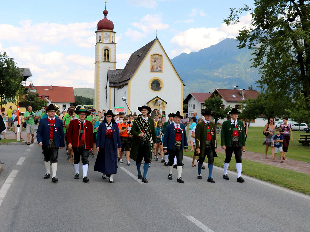 Einmarsch der Jugendmusikkapellen des Musikbezirkes Telfs beim Bezirksmusikfest 2015 in Mieming.
